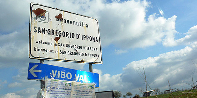 Sotto la minaccia delle armi, sottraggono auto a medico