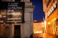 Greenpeace a Palazzo Chigi: “Il clima cambia. La politica deve cambiare”