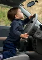 Pescara, bimbo rom di 2 anni guida l'auto con il padre accanto