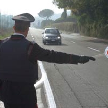 Suv forza un posto di blocco e travolge un pedone