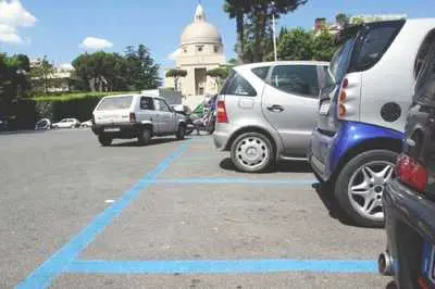 Torino strisce blu anche in periferia, rincari su treni regionali e bus