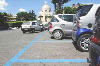 Torino strisce blu anche in periferia, rincari su treni regionali e bus