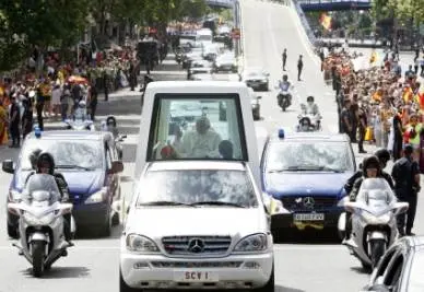 Papa multato a Friburgo. Viaggiava senza la cintura di sicurezza