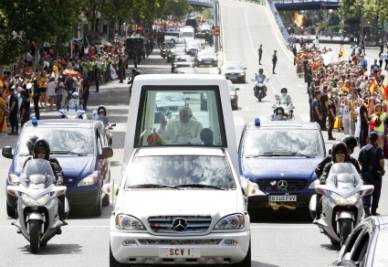 Papa multato a Friburgo. Viaggiava senza la cintura di sicurezza
