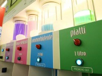 Commessa muore schiacciata da un distributore