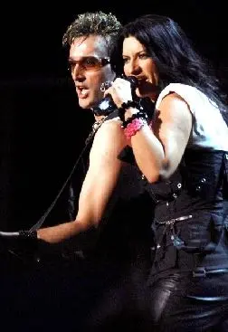 Laura Pausini e il giallo dei brani piratati, implicato anche l'ex chitarrista