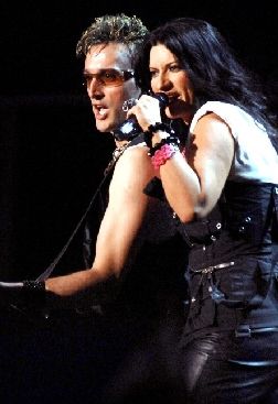 Laura Pausini e il giallo dei brani piratati, implicato anche l'ex chitarrista