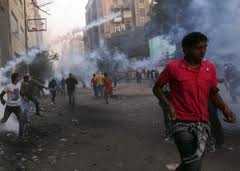 Cairo, gas paralizzanti per i manifestanti