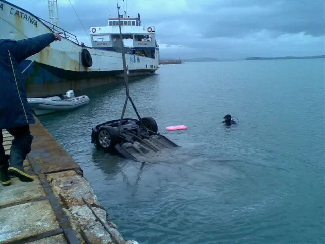 Cile: Auto in mare durante esame di guida