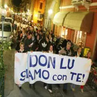 La piccola e benpensante Alassio continua a schierarsi con Don Luciano nonostante la condanna
