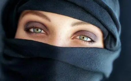 Arabia Saudita: il velo non basta più