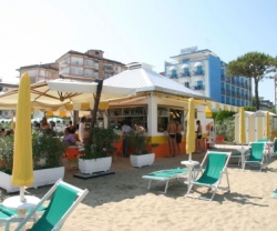 Napoli, "pizzo" agli stabilimenti. Un pentito racconta: "La vittima piangeva come un bambino"