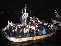 Immigrati, nella notte un barcone approda a Bari