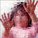 Violenta per anni una bambina, poi scopre che è sua figlia