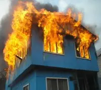 Cancellata da Facebook dalla sua amica: per vendetta le incendia la casa