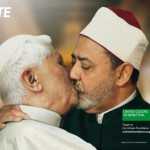 Campagna Benetton con il Papa che bacia l'Imam del Cairo, la Chiesa insorge