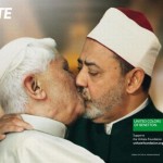 Campagna Benetton con il Papa che bacia l'Imam del Cairo, la Chiesa insorge