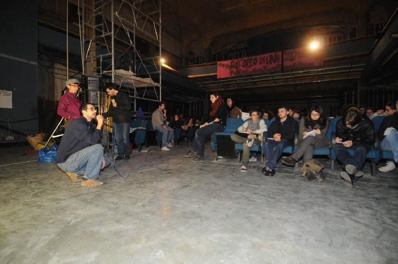 Visita all'ex cinema Arcobaleno: ecco uno scorcio della "Bologna indignata"