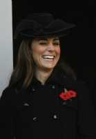Gaffe al Remembrance Day per Kate Middleton: ride durante la cerimonia
