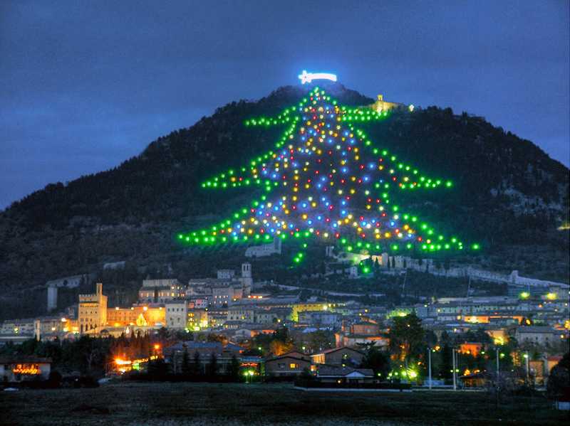 Gubbio, il Papa accenderà l'albero più grande del mondo