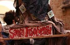 Bologna: sfila Santa Insolvenza e occupa l'ex mercato coperto