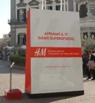 H&M apre in via Toledo. Per l'occasione un'originale campagna pubblicitaria