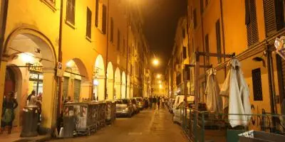 Bologna: coprifuoco per gli esercizi pubblici dopo le 20. Esplode la protesta