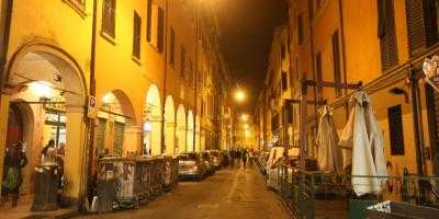Bologna: coprifuoco per gli esercizi pubblici dopo le 20. Esplode la protesta