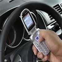 Cellulare, sms durante la guida: nuove restrizioni per gli autisti.