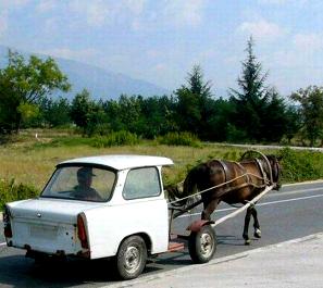 Meno auto: gli italiani ritornano al risparmio andando a piedi