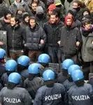 Roma, corteo non autorizzato. Polizia carica studenti