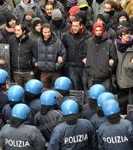 Roma, corteo non autorizzato. Polizia carica studenti