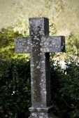 Trento, cade una croce al cimitero : Colpito ex sagrestano
