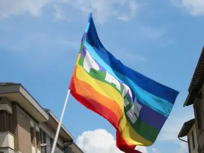 La bandiera della pace di Capitini a Palazzo Priori