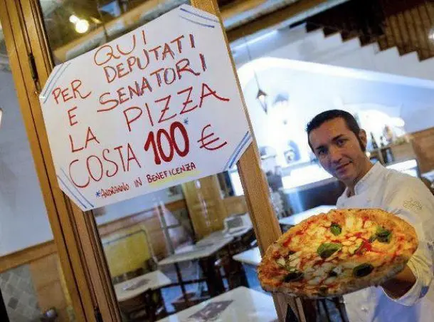 Quanto costa la pizza a Napoli? Per deputati e senatori 100 euro!