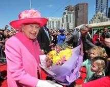 Melbourne: Elisabetta II inaugura ospedale pediatrico e prende il tram