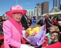 Melbourne: Elisabetta II inaugura ospedale pediatrico e prende il tram