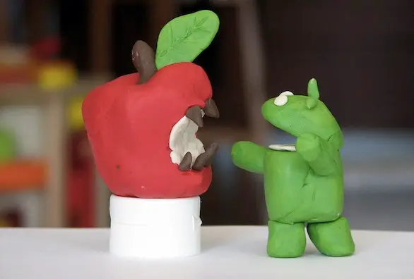 Google vs Apple: la guerra dei sistemi operativi smartphone