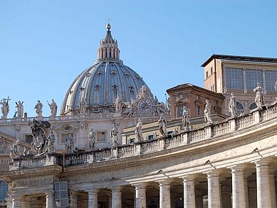 Panico in piazza S. Pietro. Folle si arrampica sul cornicione e brucia una Bibbia