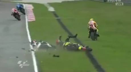 MotoGP, dramma in Malesia: Marco Simoncelli perde la vita [VIDEO]