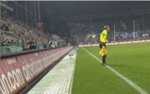 Europa League: guardalinee non segnala il fallo, calciatore gli lancia addosso la scarpa - VIDEO