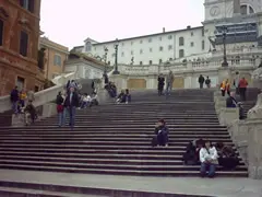 Lancio di un secchio per rifiuti, Trinità dei Monti danneggiata