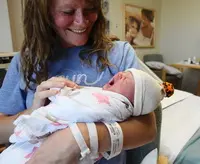 Donna incinta di 39 settimane corre maratona e poi partorisce