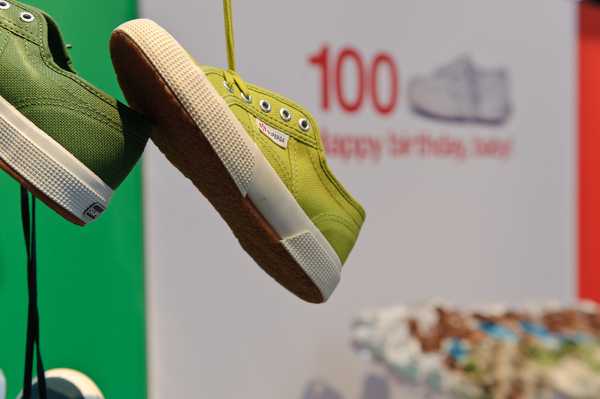 Fino al 20/10 'I 100 anni di Superga': la famosa scarpa italiana in mostra alle OGR di Torino