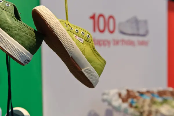 Fino al 20/10 'I 100 anni di Superga': la famosa scarpa italiana in mostra alle OGR di Torino