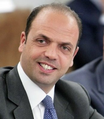 Alfano: ingiusto accantonare Berlusconi. Discussioni interne sul condono