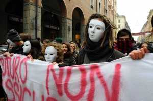 Scuola: A Bologna la notte bianca degli studenti "indignati"
