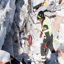 Crolla una palazzina a Barletta: 5 donne morte, tra cui una quattordicenne