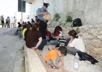 Immigrati: giovane tenta d'impiccarsi Crotone, salvato