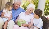 Nonni, risorsa economica per le famiglie